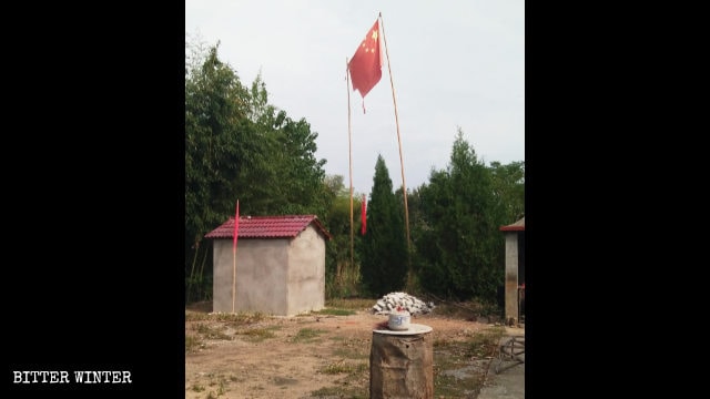 Una bandera nacional desgarrada ondea fuera del clausurado Templo de Fulin.