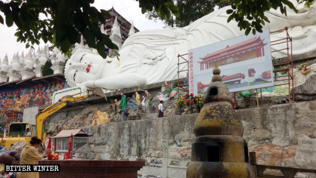 Una excavadora está demoliendo las 500 estatuas de Arhats que se hallaban situadas alrededor del Buda reclinado.