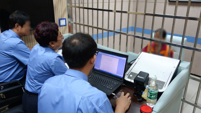 La policía de Shanxi está llevando a cabo un interrogatorio en una casa de detención.