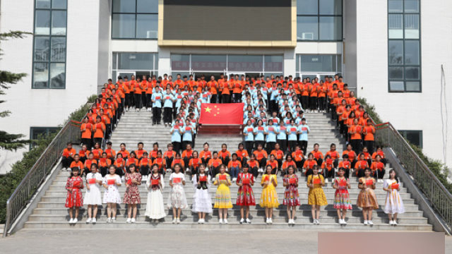 Ceremonia de izamiento de la bandera por el Día Nacional celebrada en el Colegio Vocacional de Enfermería de Jinan, la capital de la provincia china oriental de Shandong, a la que asistieron estudiantes de Sinkiang.