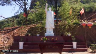 Estatua de Mao Zedong situada fuera del Templo Zhongyuan Yidianhong.