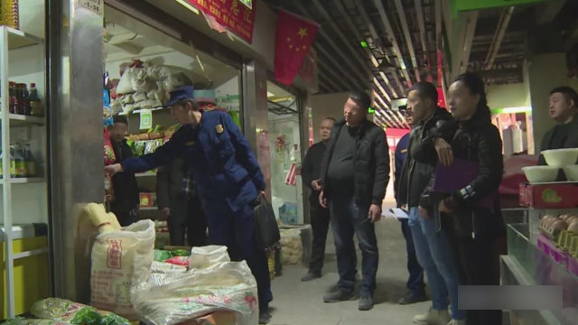 Funcionarios del Gobierno de Sinkiang están inspeccionando tiendas.