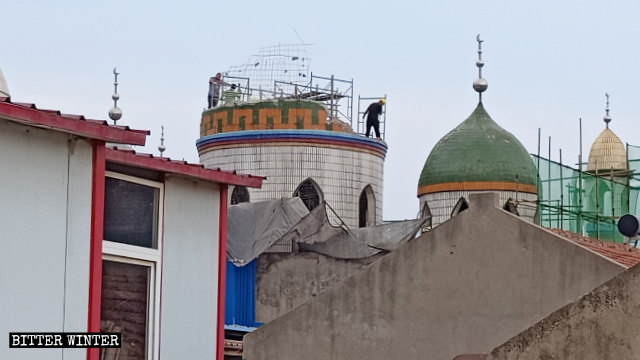 La cúpula de una mezquita emplazada en la ciudad a nivel de condado de Xinzheng, administrada por la ciudad de Zhengzhou en la provincia de Henán, fue demolida en el mes de julio.