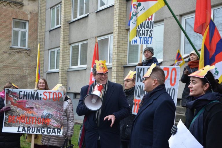 Manifestantes protestan frente a la embajada china en Vilna.