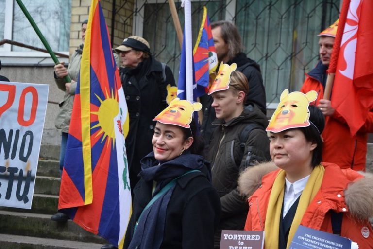 Manifestantes protestan frente a la embajada china en Vilna.