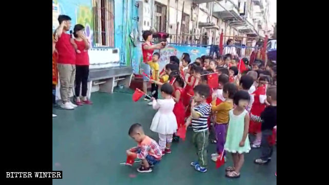 Niños en un jardín de infantes juran lealtad a la patria.