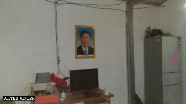 Un retrato de Xi Jinping se encuentra colgado en una posición destacada en el hogar de un creyente.