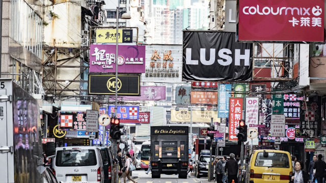 Una calle comercial de Hong Kong.