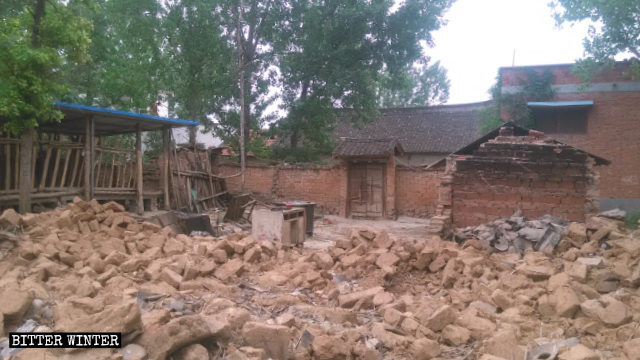 En el poblado de Guanzhang del condado de Neixiang, en la provincia central de Henán, la casa de una familia empobrecida fue demolida como parte de la campaña de alivio de la pobreza.