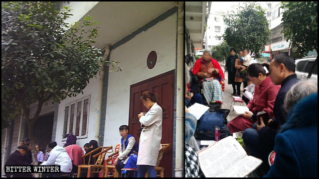 Dos administradores de la red vigilan la entrada de la Iglesia de Qianxiang para evitar el ingreso de creyentes.