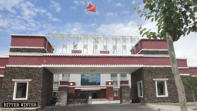 La bandera nacional ondea sobre la puerta del Colegio Budista Tibetano de Qinghai.