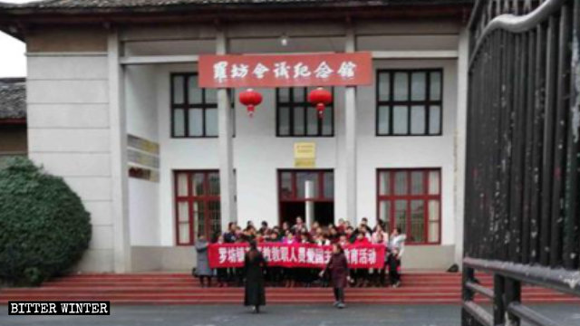 La congregación de una iglesia de las Tres Autonomías en las afueras del Museo Conmemorativo de la Conferencia de Luofang.