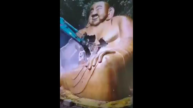 La gigante estatua de Maitreya está siendo demolida.