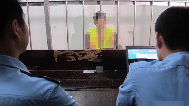 La policía interroga a un detenido en un centro de detención de la provincia de Jiangsu.