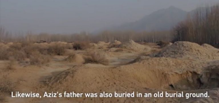 La propaganda china afirma que el padre de Aziz fue enterrado entre montículos de arena.