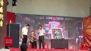 Las obras de teatro que calumnian a la religión son utilizadas para adoctrinar a los aldeanos de toda China (Video)