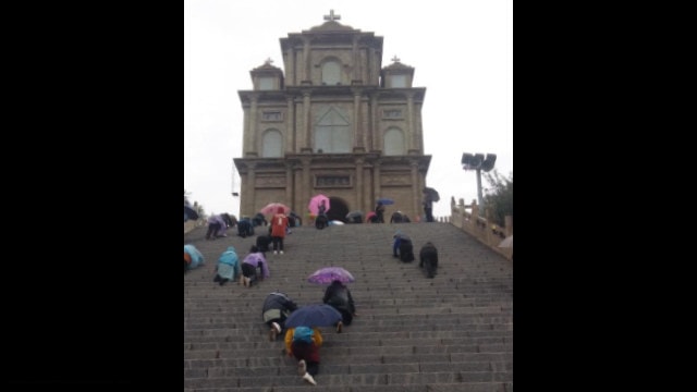 Los creyentes subieron de rodillas hasta la Puerta del Cielo, rezando para que la misma no fuera demolida.