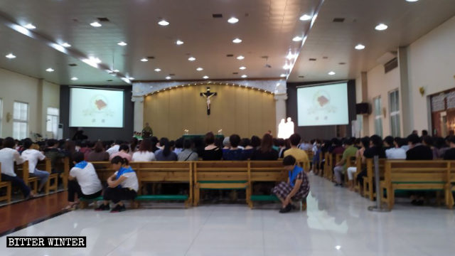 Los miembros de la congregación se reúnen en la Iglesia de Haiyan emplazada en el distrito de Jin’an, en Fuzhou.