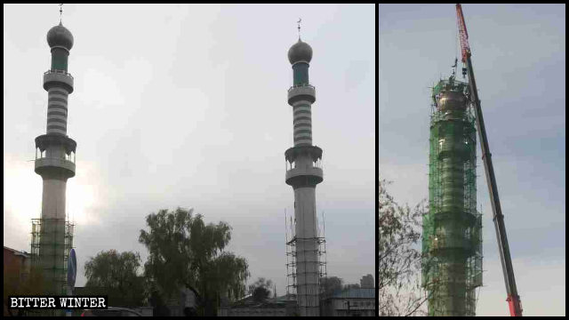 Los minaretes en proceso de ser demolidos.