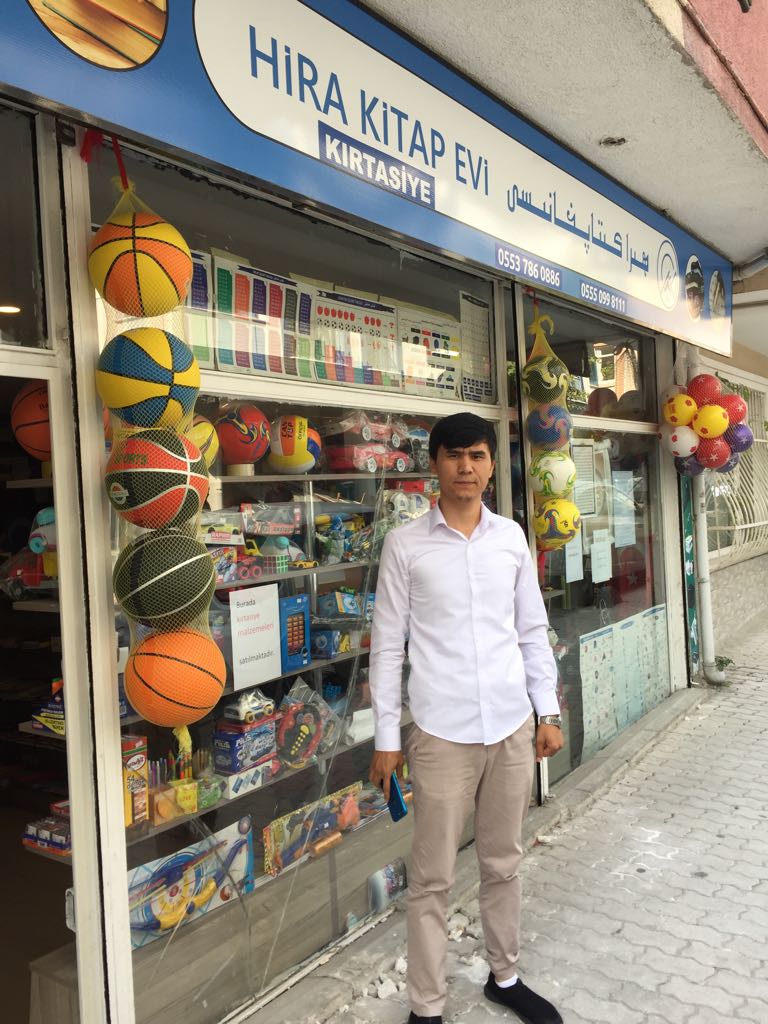 Omerjan Hamdullah frente a su tienda emplazada en Estambul