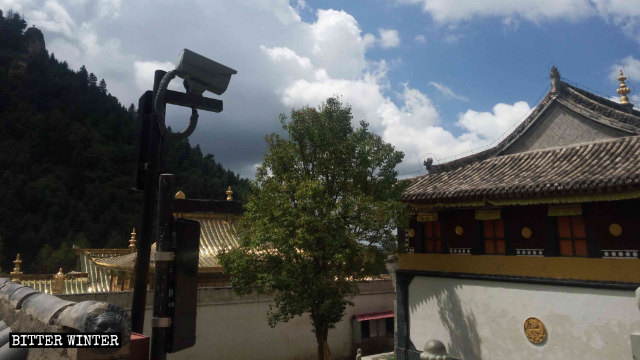 También se instalaron cámaras de vigilancia en el patio del templo budistas tibetanos.