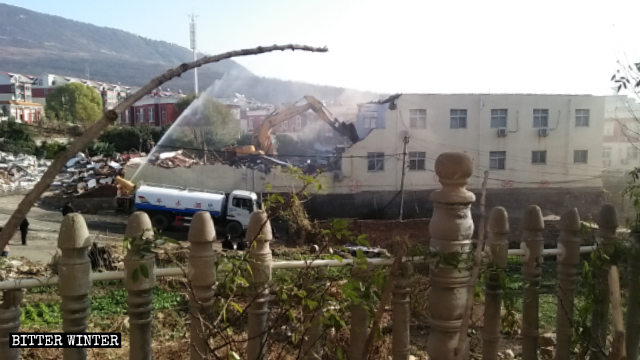 Una excavadora está demoliendo la Iglesia de Sigou.