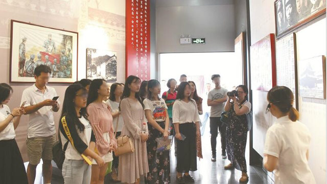 Como parte del curso ideológico y político, una universidad de China organizó a los estudiantes para efectuar una visita a una base de educación roja.