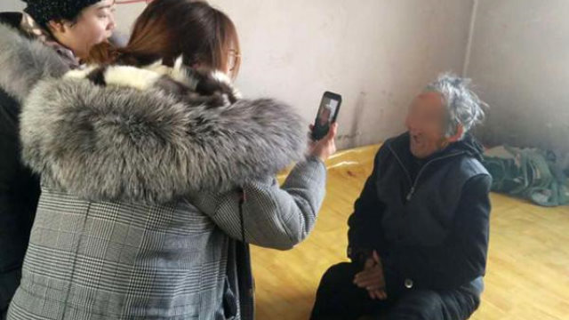 En la zona de Changbai del condado de Antu, en la provincia de Jilin, los funcionarios utilizan una aplicación de telefonía móvil para fotografiar a las personas para la base de datos de reconocimiento facial.