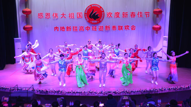 Estudiantes de la escuela secundaria n.º 14 de la ciudad de Harbin, en Sinkiang, en una representación durante las celebraciones de Año Nuevo.