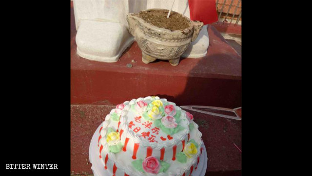 Frente a la estatua de Mao Zedong, situada en el condado de Pingyi, se colocó un pastel de cumpleaños.