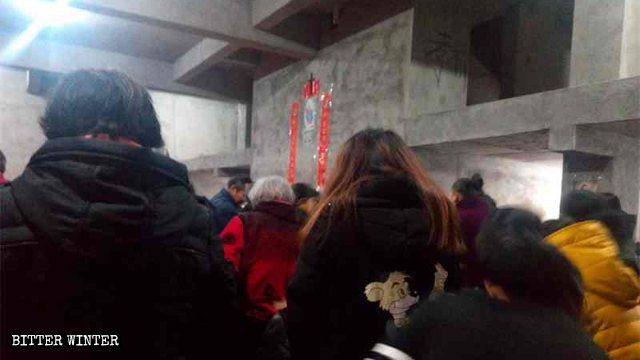 La congregación de la iglesia de Xijia asiste a misa de manera secreta en una casa vacía.