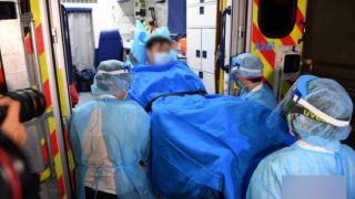 Personal médico de Hong Kong transfiere a un paciente sospechoso de padecer el nuevo coronavirus.
