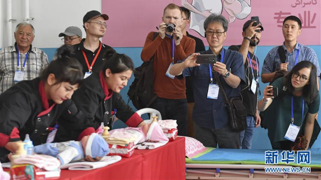 Propaganda del PCCh en acción: periodistas pertenecientes a medios de comunicación chinos y extranjeros están entrevistando reclusos en un campamento de reeducación emplazado en el condado de Moyu de Sinkiang