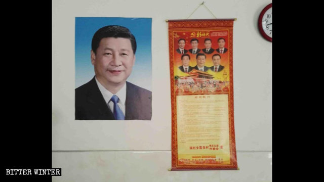 Retratos de Xi Jinping y de otros líderes del PCCh colocados en el muro del hogar de un creyente.