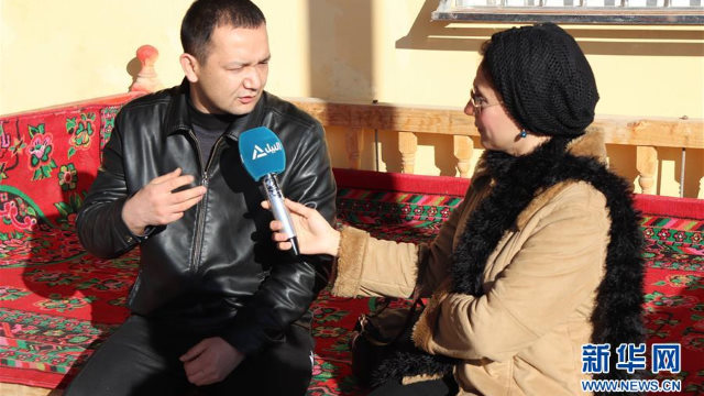 Un locutor de Nile TV está entrevistando a un aldeano que fue recientemente liberado de un campamento de Sinkiang