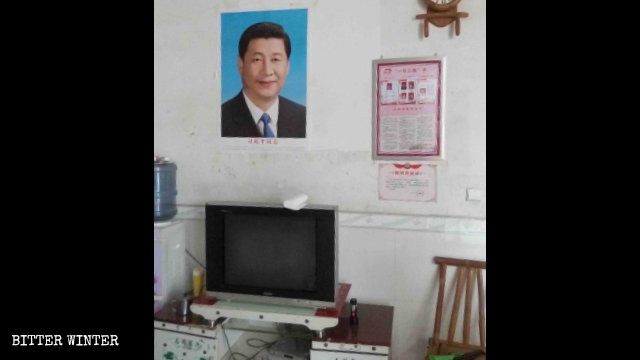 Una creyente del municipio de Caochang se vio obligada a colgar un retrato de Xi Jinping en su hogar.