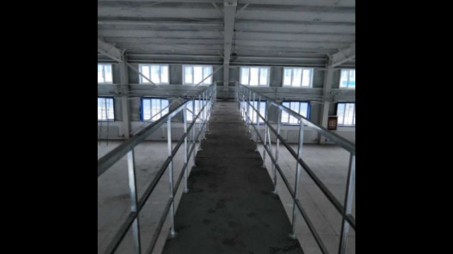 Dentro de una fábrica situada en un campamento de transformación por medio de educación emplazado en el norte de Sinkiang se construyó un puente para que los guardias pudieran supervisar a los internos que trabajan allí.