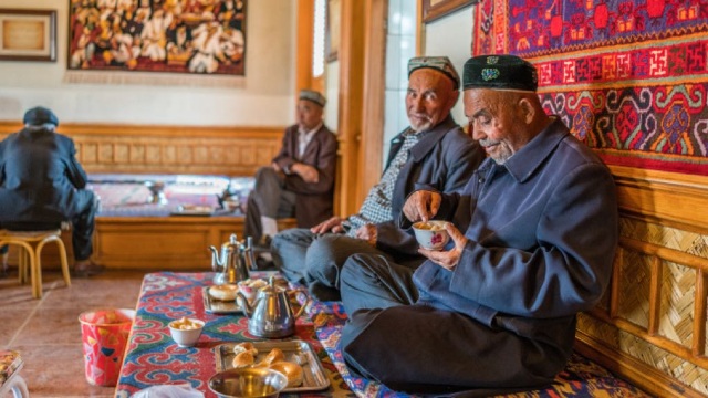 La propaganda del Partido Comunista Chino en acción: una antigua fotografía de hombres uigures en una cafetería es utilizada como "evidencia" de que todo está bien en Sinkiang.