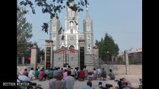Católicos oran fuera de sus iglesias clausuradas (Video)