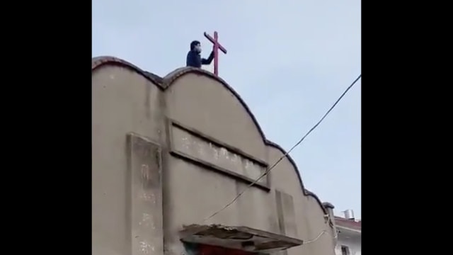 Se está desmantelando la cruz de un lugar de reunión emplazado en el distrito de Huaishang de la ciudad de Bengbu, en Anhui.