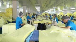 Varios uigures están trabajando en el taller de una fábrica emplazada en la provincia de Hubei.
