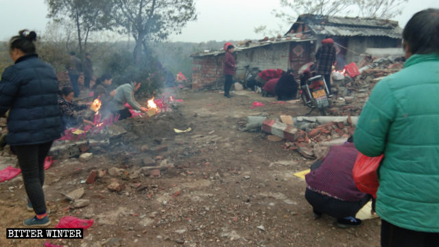 Tras la demolición del templo de Changshan, los fieles continúan quemando incienso en el sitio donde estaba situado el mismo.