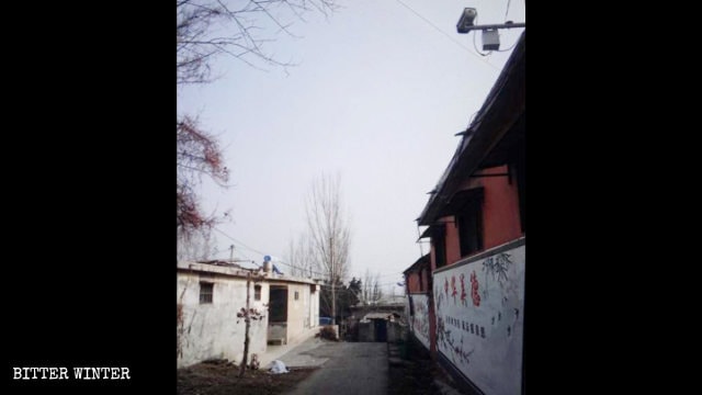 Afuera del hogar del administrador de una iglesia emplazado en la ciudad de Mengzhuang se instalaron cámaras de vigilancia.
