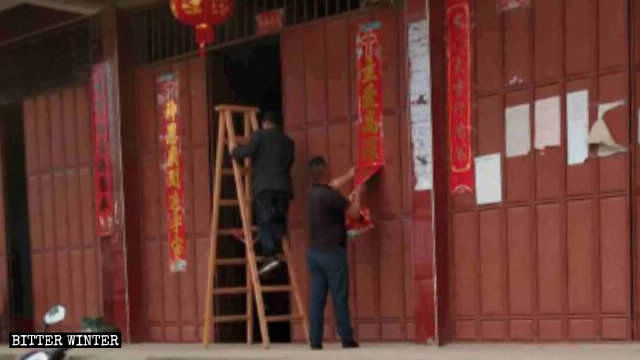 Funcionarios del condado de Yugan están derribando dísticos con imágenes de la cruz.