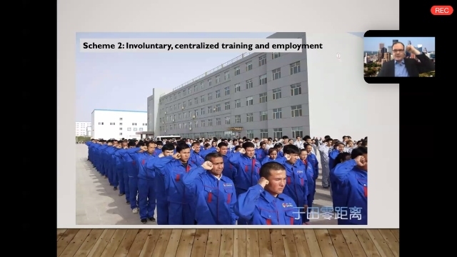 Hombres y mujeres uigures juran lealtad al Estado tras “graduarse” en los campamentos de transformación por medio de educación, listos para efectuar trabajo obligatorio en las fábricas.