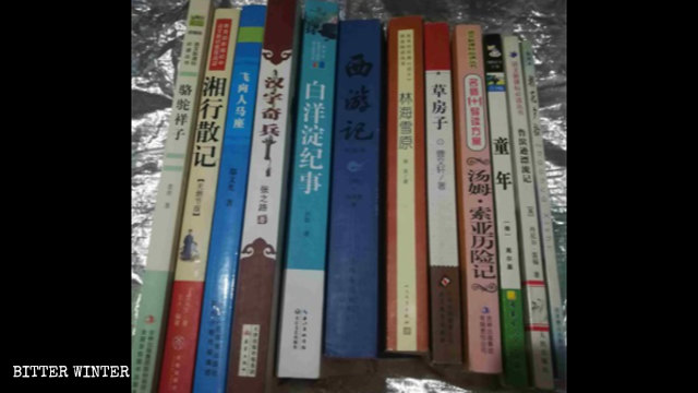 Parte de los libros que los estudiantes de una escuela secundaria de la provincia de Shandong están obligados a leer.