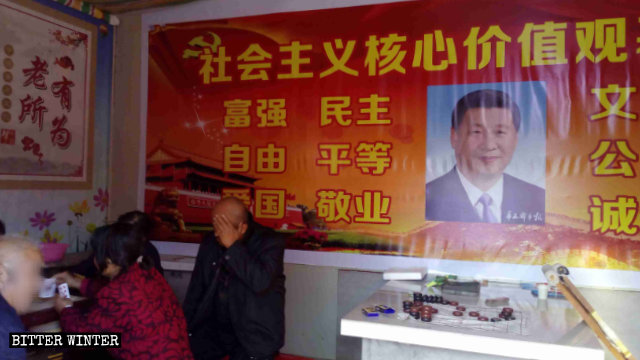 Sobre el altar de sacrificios del templo se colocó un retrato de Xi Jinping y consignas que promueven los valores socialistas centrales.