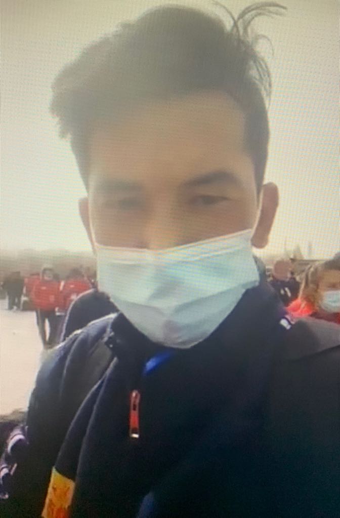 El víctima de la esclavitud en China: un trabajador uigur está esperando a ser enviado a la fábrica.