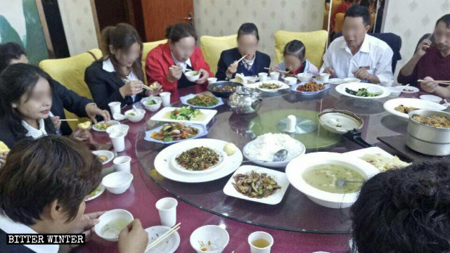 En la ciudad de Kashi de Sinkiang, los maestros uigures se ven obligados a comer comida típica de la etnia han.