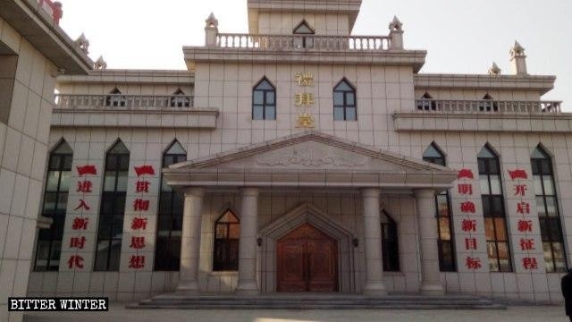 En los muros exteriores de una iglesia emplazada en el distrito de Zhen’an se colocaron consignas propagandísticas y banderas.